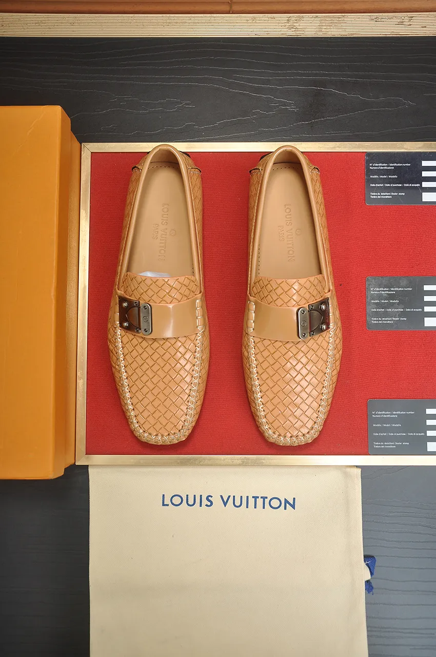 Men's men's shoes💰460💶 [LV Doudou shoes] (water-dyed cowhide lining) new model is on the market, available on the official website. The new Doudou shoes are processed into single-color materials, and the uppers are made of imported woven cowhide material. The body of the shoe is fully hemmed with mark thread, and is lined with imported original cowhide leather. The elegant shoe shape is super suitable for all-matching, and the size is 38-44.